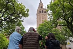Grupo Visitando Patio Naranjos Con Giralda De Fondo Catedral Sevilla Visita Guiada Naturanda 1