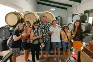 Grupo Visitantes Degustando Vino Delante Barricas Vino Enoturismo Sevilla Visita Guiada Naturanda 1