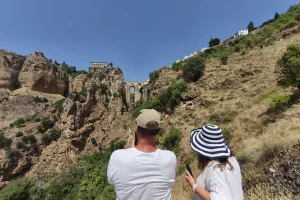 Pareja Fotografiando Puente Viejo Ronda Visita Guiada Ronda Pueblos Blancos Naturanda 1