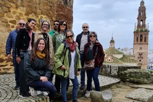 Grupo Posando Frente Torre Carmona Visita Guiada Naturanda 1