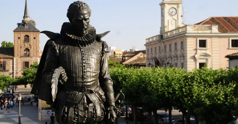 Monumento A Miguel De Cervantes Plaza Cervantes Visita Guiada Alcala Henares Naturanda 1