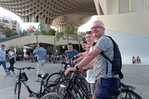 Realizando Una Parada En Las Setas De Sevilla Tour Guiado En Bicicleta Naturanda 1