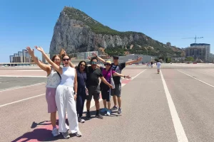 Grupo Alegre Delante Penon Gibraltar Excursion Guiada Naturanda 1