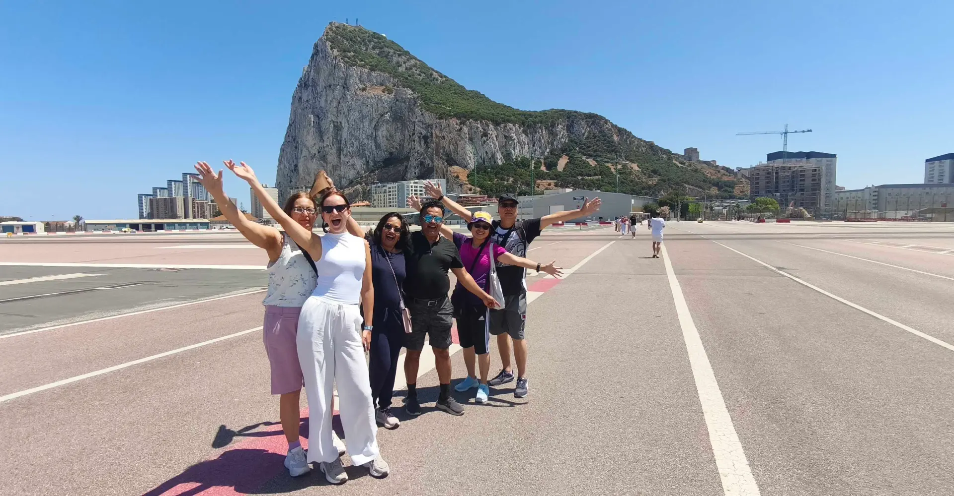 Grupo Alegre Delante Penon Gibraltar Excursion Guiada Naturanda 1