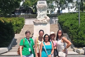Posando Delante Estatua Goya Visita Guiada Museo Prado Grupo Reducido Naturanda 1